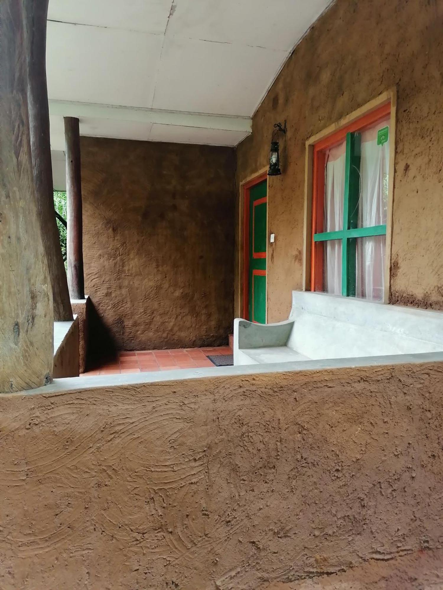 بولاناروفاي Clay Hut Village المظهر الخارجي الصورة